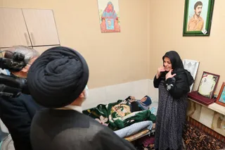 تصاویر حضور رئیس جمهور در منزل شهیدان فاتحی پیکانی و غضنفر فاتحی