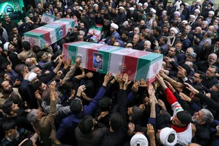 اقامه نماز رهبر معظم انقلاب بر پیکر رئیس جمهور شهید و همراهان