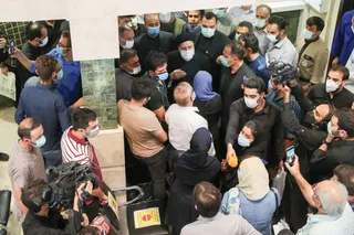 تصاویر دیدار سرزده رئیس‌جمهور از یک داروخانه توزیع اقلام کرونا