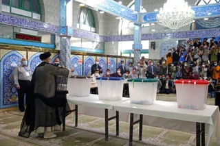 حضور رئیسی در مسجد ارشاد شهرری جهت انداختن رای خود به صندوق انتخابات