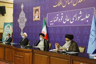دستور رئیس دستگاه قضا به دادستان برای رسیدگی به علت صدور مجوز صادرات به افراد فاقد صلاحیت/ گره زدن تصمیم گیری‌ها به انتخابات آمریکا آدرس غلط دادن به ملت است