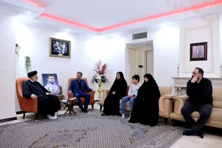 تصاویر حضور رئیس جمهور در منزل شهید امنیت آرمان علی وردی