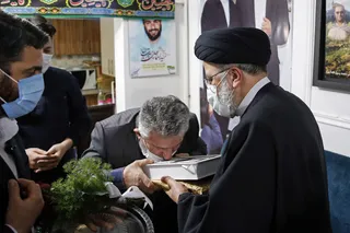 دیدار آیت الله رئیسی با خانواده یک شهید مدافع حرم در گیلان