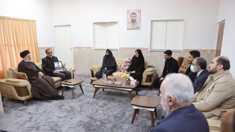 دیدار آیت‌الله رئیسی با خانواده شهید مدافع امنیت امیر کمندی