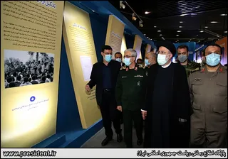 تصاویر حضور آیت‌الله رئیسی در نمایشگاه ملی "در لباس سربازی"