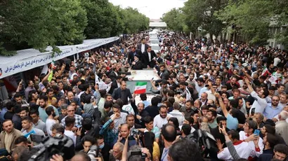 تصاویر استقبال مردمی از رئیس جمهور در مسیر ارگ تبریز