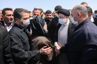 تصاویر رئیس جمهور در جمع زائران راهیان نور در منطقه شلمچه