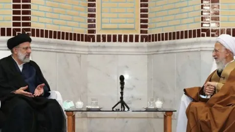 آیت الله رئیسی و آیت الله العظمی عبدالله جوادی آملی عصر امروز با یکدیگر دیدار کردند.