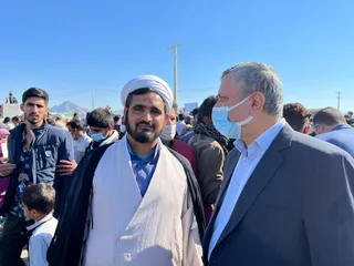 تصاویر حضور رئیس جمهور در جمع مردم سیل زده هشت بندی