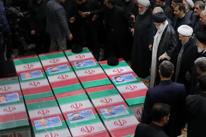 اقامه نماز رهبر معظم انقلاب بر پیکر رئیس جمهور شهید و همراهان