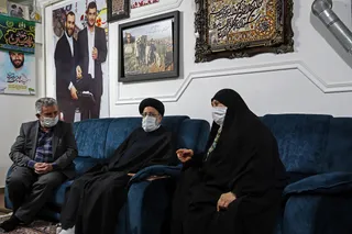 دیدار آیت الله رئیسی با خانواده یک شهید مدافع حرم در گیلان