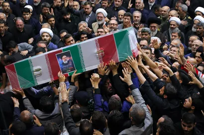 اقامه نماز رهبر معظم انقلاب بر پیکر رئیس جمهور شهید و همراهان