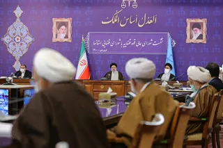 اگر آنقدر که جلسه گذاشتند تا چگونه از غرب کمک بگیرند، برای رونق تولید جلسه می‌گذاشتند، گره‌های بزرگی در کشور باز شده بود