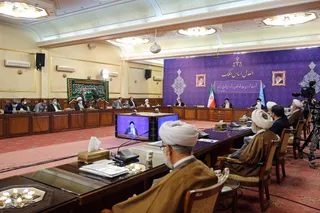اگر آنقدر که جلسه گذاشتند تا چگونه از غرب کمک بگیرند، برای رونق تولید جلسه می‌گذاشتند، گره‌های بزرگی در کشور باز شده بود