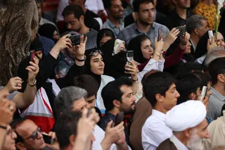 تصاویر استقبال مردمی از رئیس جمهور در مسیر ارگ تبریز