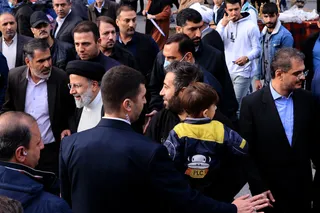 تصاویر حضور رئیس جمهور در بازار سنندج و گفتگو با مردم و کسبه