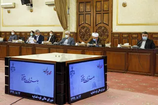 دستور رئیس دستگاه قضا به دادستان برای رسیدگی به علت صدور مجوز صادرات به افراد فاقد صلاحیت/ گره زدن تصمیم گیری‌ها به انتخابات آمریکا آدرس غلط دادن به ملت است