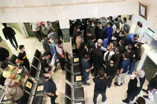 تصاویر دیدار سرزده رئیس‌جمهور از یک داروخانه توزیع اقلام کرونا