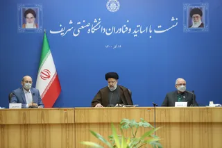 تصاویر نشست رئیس جمهور با اساتید و فناوران دانشگاه صنعتی شریف