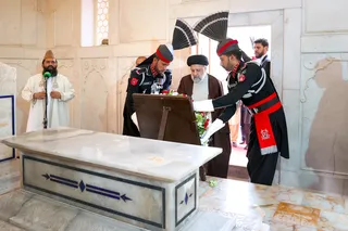 حضور در آرامگاه اقبال لاهوری