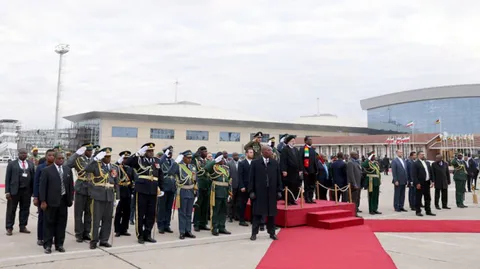 تصاویر دکتر رئیسی هراره را به مقصد تهران ترک کرد