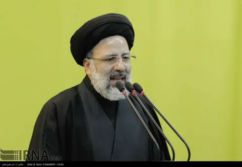 عدم حرکت در مسیر استکبارستیزی امام یعنی خروج از درون مجموعه نظام
