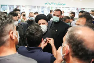تصاویر دیدار سرزده رئیس‌جمهور از یک داروخانه توزیع اقلام کرونا