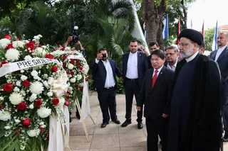 تصاویر اهدای تاج گل به یادمان رهبران انقلاب نیکاراگوئه