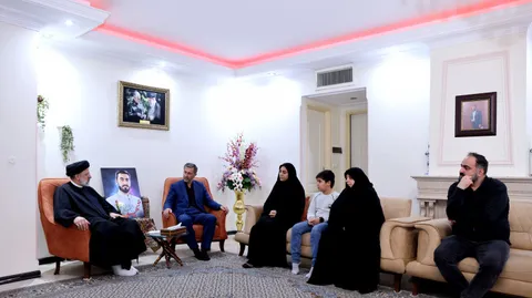 دیدار آیت الله رئیسی با خانواده شهید مدافع امنیت امیر کمندی