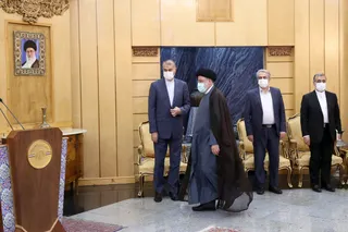 تصاویر  بازگشت رییس جمهور از سفر عمان