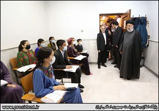 تصاویر بازدید دکتر رئیسی از مرکز فرهنگی ایران