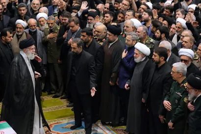 اقامه نماز رهبر معظم انقلاب بر پیکر رئیس جمهور شهید و همراهان
