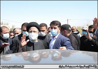 تصاویر بازدید هوایی رئیس جمهور از منطقه دشت آزادگان و هورالعظیم و حضور در میان مردم روستاهای اطراف هویزه