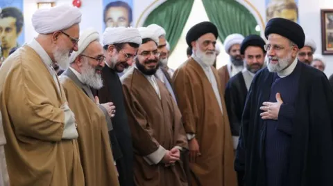 نشست با جمعی از علما و روحانیون