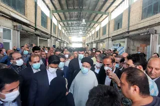تصاویر حضور رئیس جمهور در مراکز توزیع و فروش کالاهای اساسی در تهران