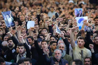 اقامه نماز رهبر معظم انقلاب بر پیکر رئیس جمهور شهید و همراهان