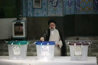 حضور رئیسی در مسجد ارشاد شهرری جهت انداختن رای خود به صندوق انتخابات