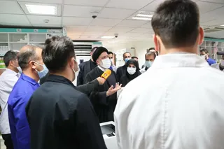 تصاویر دیدار سرزده رئیس‌جمهور از یک داروخانه توزیع اقلام کرونا