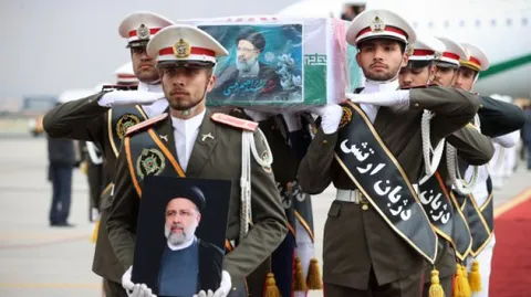 استقبال از پیکر رئیس جمهور شهید و همراهان در فرودگاه مهرآباد