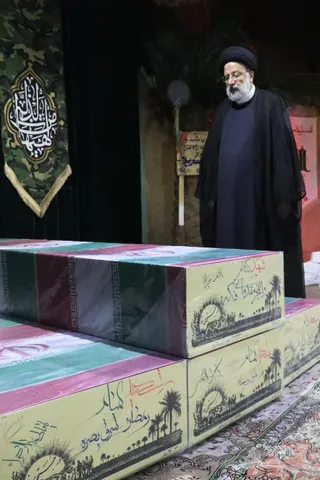 تصاویر حضور رئیس جمهور بر پیکر مرحوم نادر طالب زاده در معراج شهدا