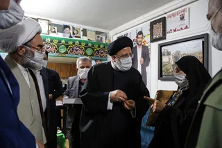 دیدار آیت الله رئیسی با خانواده یک شهید مدافع حرم در گیلان