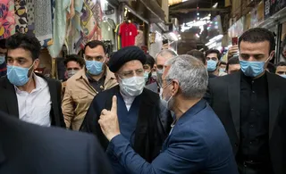 حضور رئیسی در بازار بزرگ تهران و گفتگو با مردم و کسبه