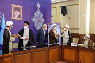 اگر آنقدر که جلسه گذاشتند تا چگونه از غرب کمک بگیرند، برای رونق تولید جلسه می‌گذاشتند، گره‌های بزرگی در کشور باز شده بود