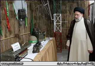 تصاویر حضور در محل یادبود «ستاد فرماندهی قرارگاه مرکزی کربلا» در دوران دفاع مقدس