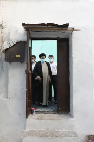 تصاویر حضور رئیس جمهور در منزل شهیدان فاتحی پیکانی و غضنفر فاتحی