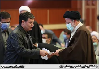 تصاویردیدار رئیس جمهور با نخبگان ، علماء ، خانواده شهدا ، ایثارگران و جمعی از اقشار مختلف مردم