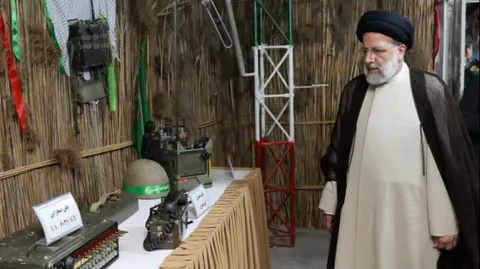 تصاویر حضور در محل یادبود «ستاد فرماندهی قرارگاه مرکزی کربلا» در دوران دفاع مقدس