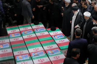 اقامه نماز رهبر معظم انقلاب بر پیکر رئیس جمهور شهید و همراهان