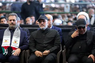 اقامه نماز رهبر معظم انقلاب بر پیکر رئیس جمهور شهید و همراهان