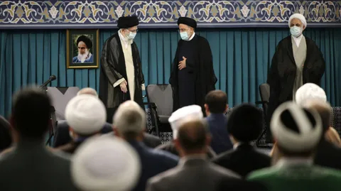 تصاویر حضور رئیس جمهور در دیدار مسئولان نظام و میهمانان کنفرانس وحدت اسلامى‌ با رهبر معظم انقلاب
